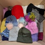 Używane sortowane dodatki jesień-zima 20 kg - mix czapki, szaliki, rękawiczki - obrazek 2