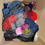 Używane sortowane dodatki jesień-zima 20 kg - mix czapki, szaliki, rękawiczki - obrazek 3
