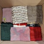 Używane sortowane dodatki jesień-zima 20 kg - mix czapki, szaliki, rękawiczki - obrazek 4